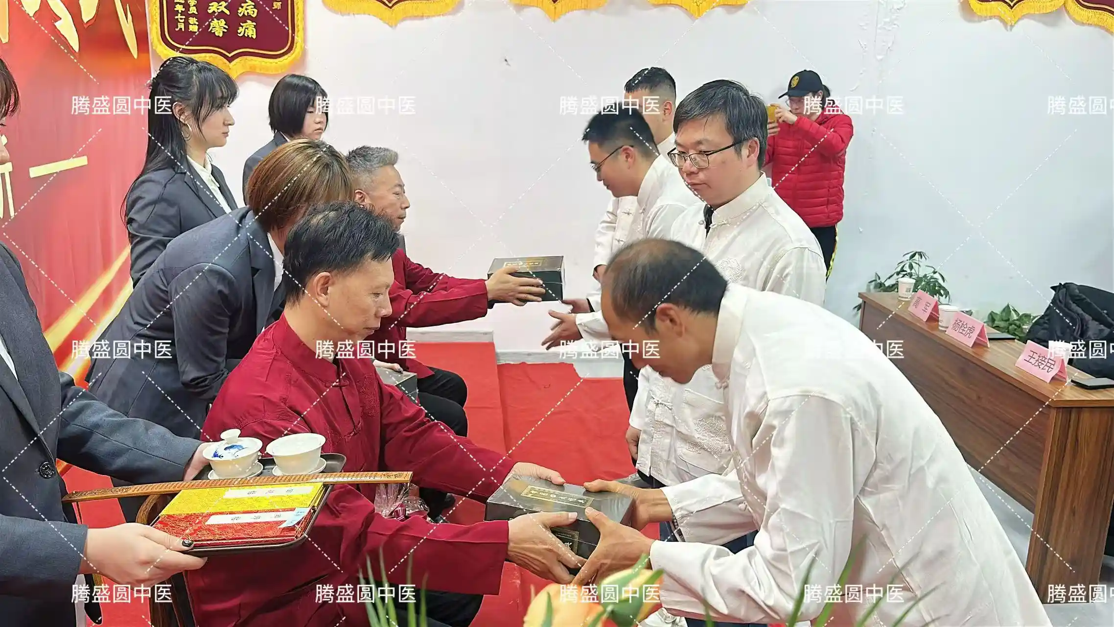 11月拜师仪式-师傅赠薪传之礼