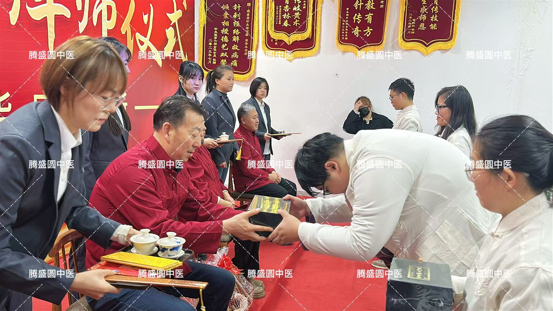 腾盛圆中医师承拜师仪式礼成，零基础入门中医好选择